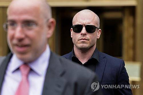 법원 나서는 개넌 켄 밴 다이크 [뉴욕 로이터=연합뉴스. 재판매 및 DB 금지]