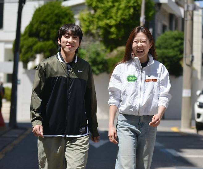 활짝 웃는 쇼트트랙 박지원(왼쪽)과 빙속 김민선 (서울=연합뉴스) 김경윤 기자 = 세계랭킹 1위에 올랐던 쇼트트랙 박지원(왼쪽)과 스피드스케이팅 김민선이 24일 서울시 강남구 논현동 넥스트크리에이티브 사옥 앞에서 포즈를 취하고 있다. 2026.4.28. cycle@yna.co.kr