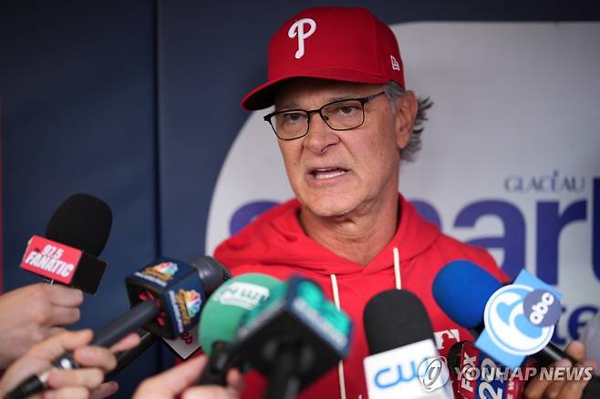 인터뷰하는 매팅리 감독 대행 [AP=연합뉴스]