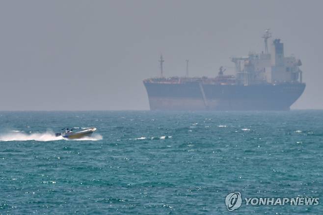 호르무즈 해협의 유조선(기사와 직접 관련 없음) [AP 연합뉴스 자료사진 재판매 및 DB 금지]
