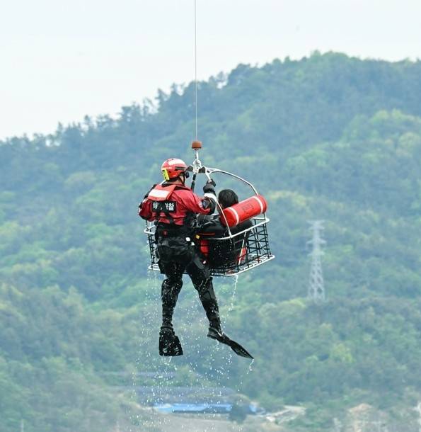 항공 구조 훈련 [서해해경청 제공·재판매 및 DB 금지]