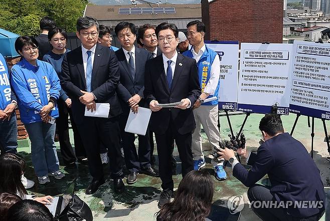 공약 발표하는 정원오 (서울=연합뉴스) 한종찬 기자 = 더불어민주당 정원오 서울시장 후보가 29일 서울 성북구 장위 14주택 재개발구역을 둘러본 뒤 공약 발표를 하고 있다. 2026.4.29 saba@yna.co.kr