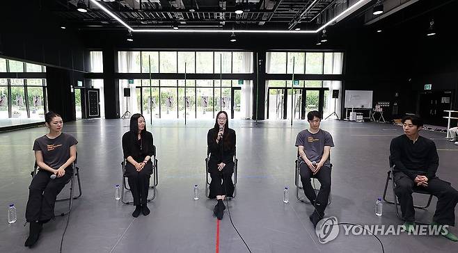 창작 발레 '인 더 뱀부 포레스트' 기자간담회 (서울=연합뉴스) 이재희 기자 = 29일 서울 용산구 노들섬 서울시발레단 스튜디오에서 열린 창작 발레 '인 더 뱀부 포레스트' 기자간담회에서 강효형 안무가가 인사말을 하고 있다. 2026.4.29 scape@yna.co.kr