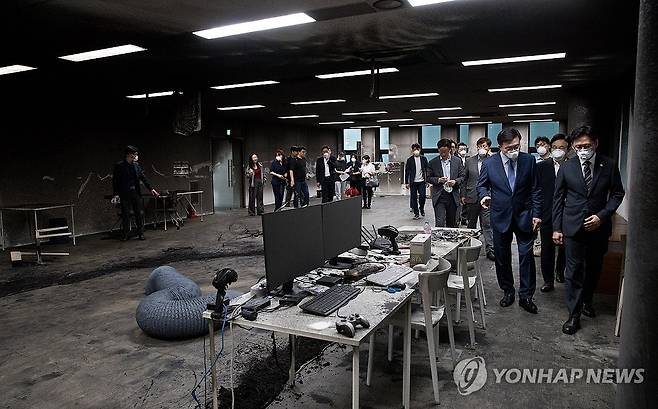 배경훈 장관, 배터리 화재 사고 현장 방문 (서울=연합뉴스) 배경훈 과학기술정보통신부 장관이 13일 서울 관악구 서울대학교 유회진학술정보관 실습실을 방문해 배터리 화재 사고 현장을 둘러보고 있다. 2025.8.13 [과학기술정보통신부 제공. 재판매 및 DB 금지] photo@yna.co.kr