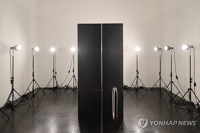 타니아 무로 작 '한때 우리는 알았다' (서울=연합뉴스) 류효림 기자 = 29일 서울 용산구 한남동 리움미술관에서 열린 '다른 공간 안으로: 여성 작가들의 공감각적 환경 1956-1976' 전시 기자간담회 및 프리뷰에서 참석자들이 전시를 살펴보고 있다. 2026.4.29 ryousanta@yna.co.kr
