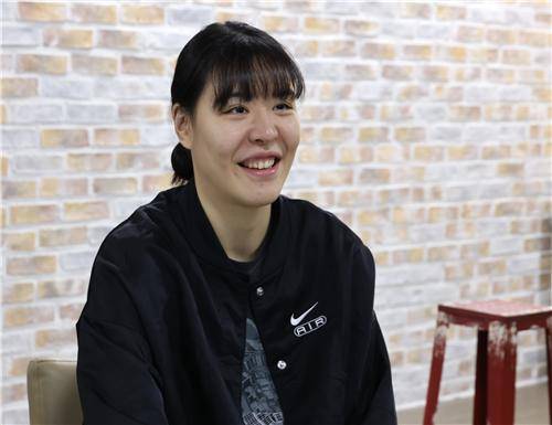 인터뷰하는 박지수 (서울=연합뉴스) 최재구 기자 = 여자프로농구 청주 KB의 주장 박지수가 29일 서울 종로구 연합뉴스 사옥에서 인터뷰하고 있다. 2026.4.29