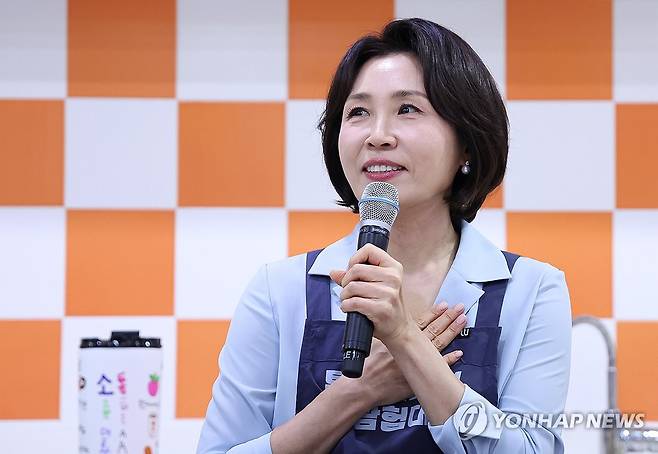 인사말 하는 김혜경 여사 (서울=연합뉴스) 김도훈 기자 = 김혜경 여사가 29일 서울 광진구 어린이대공원 상상나라에서 열린 당원병 환아를 위한 희망 쿠키 만들기 행사에서 인사말을 하고 있다. 2026.4.29 [청와대통신사진기자단] superdoo82@yna.co.kr