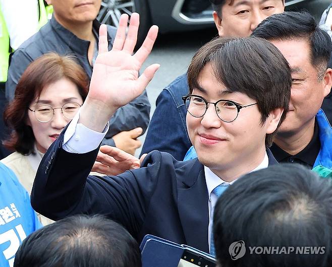 부산 구포시장 찾은 하정우 (부산=연합뉴스) 손형주 기자 = ６·3 지방선거와 함께 치러지는 부산 북갑 보궐선거 더불어민주당 후보로 출마하는 하정우 전 청와대 AI 수석이 29일 오후 부산 북구 구포시장을 찾아 시민들과 인사하고 있다. 2026.4.29 handbrother@yna.co.kr