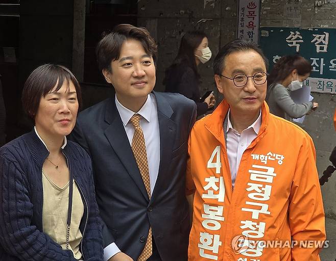 지원 유세하는 이준석 대표 (서울=연합뉴스) 개혁신당 이준석 대표가 29일 부산 금정구 서동미로시장에서 최봉환 금정구청장 후보 지원 유세를 하고 있다. 2026.4.29 [개혁신당 제공. 재판매 및 DB 금지] photo@yna.co.kr