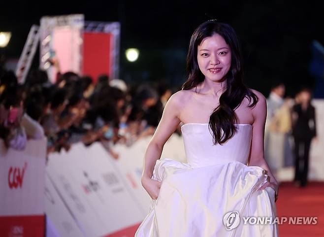 배우 고아성, 우아한 미소 (전주=연합뉴스) 나보배 기자 = 29일 전북 전주시 한국소리문화의전당 모악당에서 열린 제27회 전주국제영화제 레드카펫 행사에서 심사를 맡은 배우 고아성이 입장하고 있다. 2026.4.29 warm@yna.co.kr