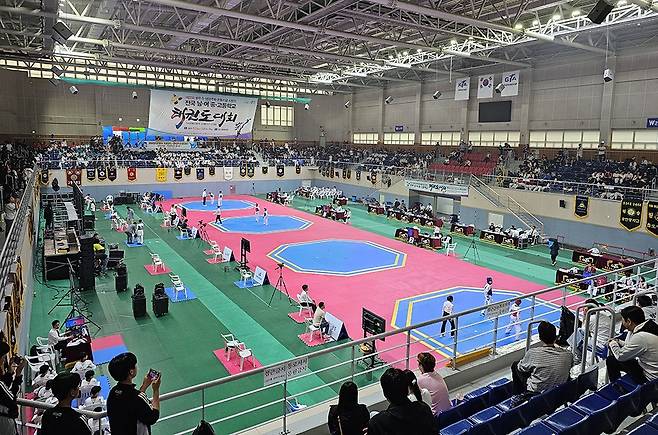 지난해 빛고을체육관에서 열린 제27회 광주 5·18민주화운동 기념 시장기 전국 남·여 중·고교 태권도대회 경기 모습. <광주시태권도협회 제공>