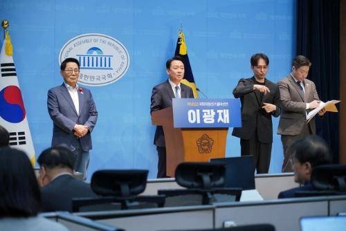 ◇경기 하남갑 보궐 선거에 출마하는 이광재 전 강원지사가 30일 국회 소통관에서 기자회견을 열고 공식 출마를 선언했다.