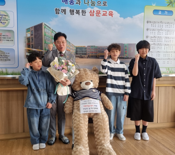 김영훈 고용노동부장관이 어린이들과 '어린이날 맞이 특별 만남의 날에 함께해주셔서 감사합니다'라고 쓰여진 곰인형 옆에서 방문 기념 사진을 찍고 있다. /이수경 기자