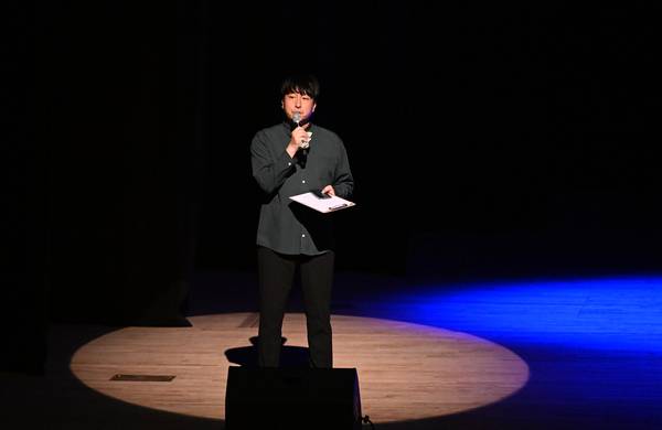 경남도민일보 주최 제11회 김해재즈콘서트가 30일 김해문화의전당 마루홀에서 열렸다.연출가 진행은 대중음악평론가 정병욱 씨가 맡았고 심규민(피아노/건반),RUST최홍석(보컬),허성(보컬),허소영(보컬),남유선(색소폰),김수유(기타),류형곤(베이스),김선빈(드럼),그레이 바이 실버 등이 출연했다./김구연 기자