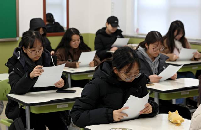 2026학년도 대학수학능력시험(수능) 성적표 배부일인 지난 5일 대구여자고등학교 3학년 교실에서 수험생이 수능 성적표를 확인하고 있다. 매일신문 DB