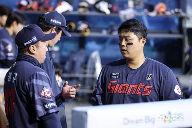 롯데의 4번타자 한동희가 부진의 늪에 빠졌다. 지난달 16일 LG 트윈스 전에서 경기 중 이병규 타격코치와 한동희가 대화를 나누고 있다. 롯데 자이언츠 제공