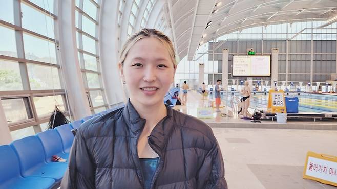 최근 김천실내수영장에서 만난 경북도청 핀수영팀 김민정 선수가 인터뷰 중 환하게 웃고 있다. 이효설기자