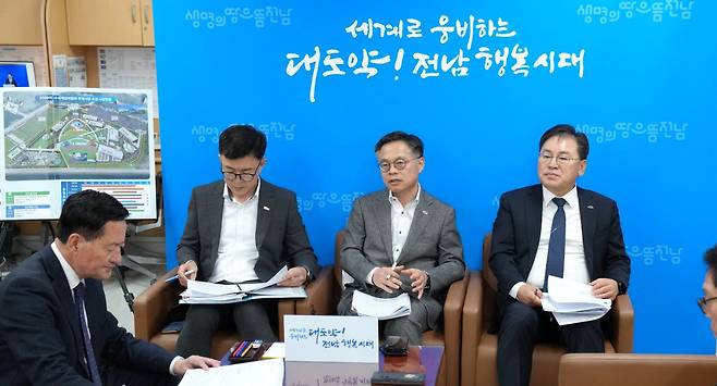 전라남도와 여수시, (재)2026여수세계섬박람회 조직위는 29일 오전 도청 브리핑룸에서 2026여수세계섬박람회의 추진 상황을 설명하고 있다. 왼쪽부터 박영채 전남도 해양수산국장, 김종기 섬박람회 사무총장, 정현구 여수시 부시장. (제공=섬박람회 조직위)
