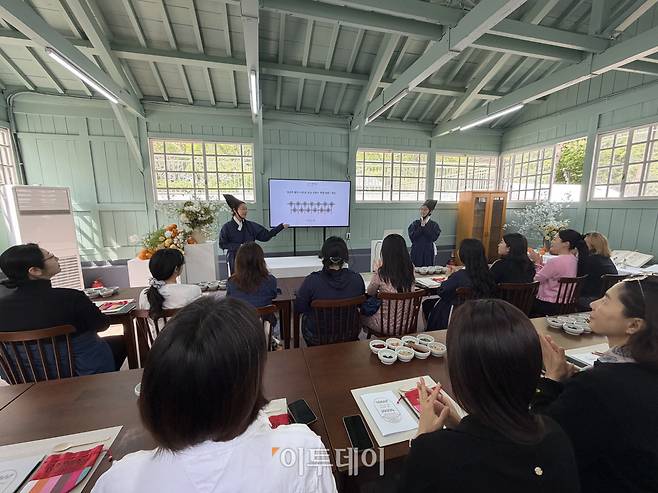 29일 창경궁 대온실에서 '향낭 체험' 중인 관람객들의 모습.(송석주 기자 ssp@)