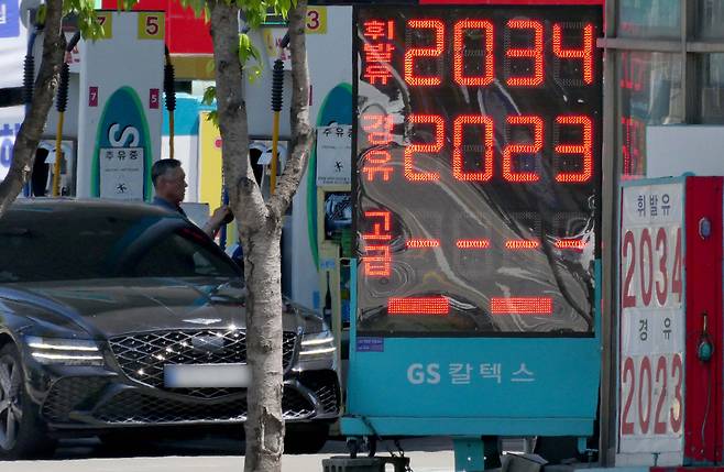 4차 석유 최고가격제 실시 첫날인 24일 전국 기름값 상승 흐름이 지속하는 가운데 서울의 한 주유소에 유가정보가 게시돼 있다. 중동발 지정학적 리스크 속에 휘발유에 이어 전국 평균 경유 가격도 2000원 선을 돌파했다. 이날 한국석유공사 유가정보시스템 오피넷에 따르면 오전 9시 기준 전국 평균 경유 가격은 리터당 2000.1원으로 전날보다 0.2원 올랐다. 경윳값이 2000원을 넘어선 것은 러시아-우크라이나 전쟁 영향으로 고유가가 이어졌던 2022년 7월 27일(2006.7원) 이후 약 3년 9개월 만이다. 2022년 이후 최고 수준을 기록 중인 전국 평균 휘발유 가격은 리터당 0.4원 상승한 2006.2원으로 집계됐다. 휘발유 가격은 지난 17일 2000원대에 진입했다. 신태현 기자 holjjak@