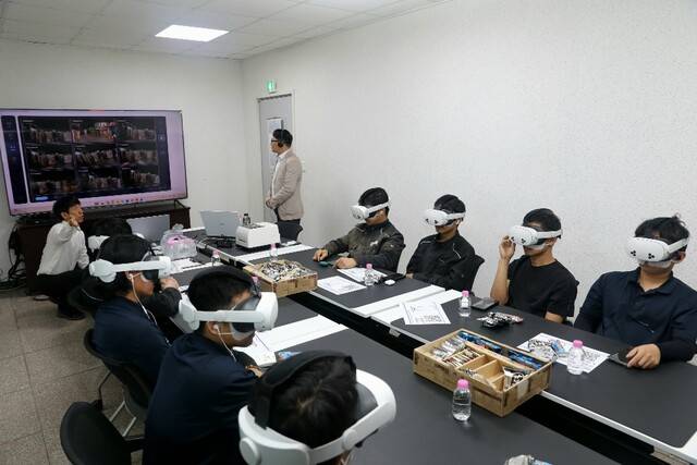 경기도청 관계자가 외국인 노동자를 대상으로 VR 체험교육을 전개하는 장면(사진=경기도청)