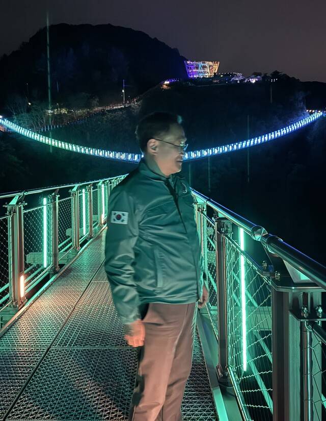 김종훈 권한대행은 현장을 둘러본 뒤 Y형 출렁다리 위에서 “안전 문제가 가장 중요하다, 사전 점검을 통해 일부 보완이 필요한 부분이 확인됐다”며 "보완을 지시했다"고 강조했다. (사진=박성용 기자)