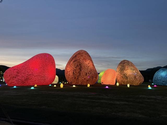 소리에 색이 반응하는 포천 현무암을 형상화한 조형물.(사진=박성용 기자)