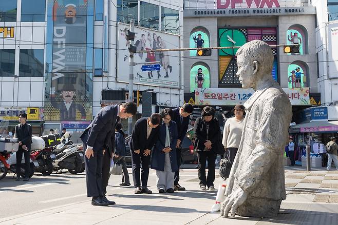 ▲ 정원오 후보가 30일 오전 서울 청계천 전태일 열사 동상을 찾아 헌화했다. <정원오 캠프>