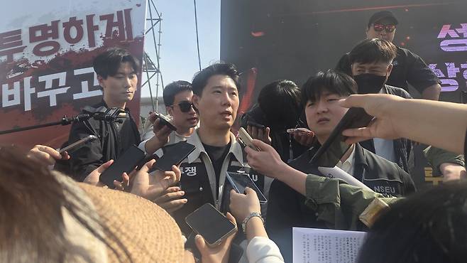 최승호 삼성그룹 초기업노조 삼성전자 지부 위원장(가운데)이 23일 삼성전자 평택사업장에서 열린 '4.23 투쟁 결의대회' 직후 기자들과 질의응답을 하고 있다. / 이광영 기자