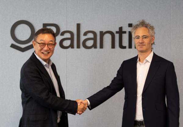 현신균 LG CNS 사장과 알렉스 카프 팔란티어 CEO가 전략적 파트너십 계약 체결식에서 기념촬영하는 모습 /LG CNS