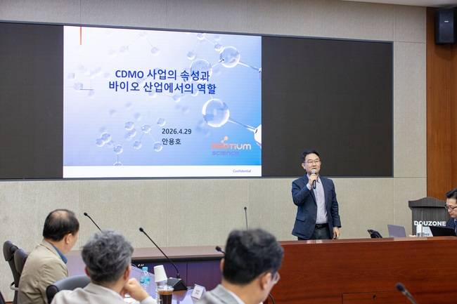 프로티움사이언스 안용호 대표가 29일 열린 제2차 바이오테크 혁신포럼에서 바이오의약품 CDMO 사업에 대해 설명하고 있다./제공=바이오테크이노밸리