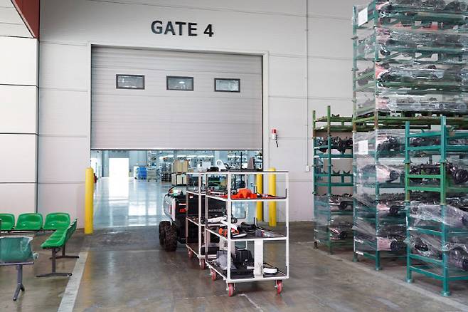 대동모빌리티 자율주행 운반로봇 RT100이 자재를 운반하고 있다.(사진=대동모빌리티)