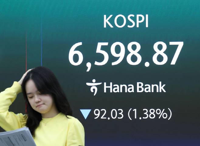 30일 오후 서울 중구 하나은행 본점 딜링룸 전광판에 코스피 종가가 표시되고 있다. (사진=뉴스1)
