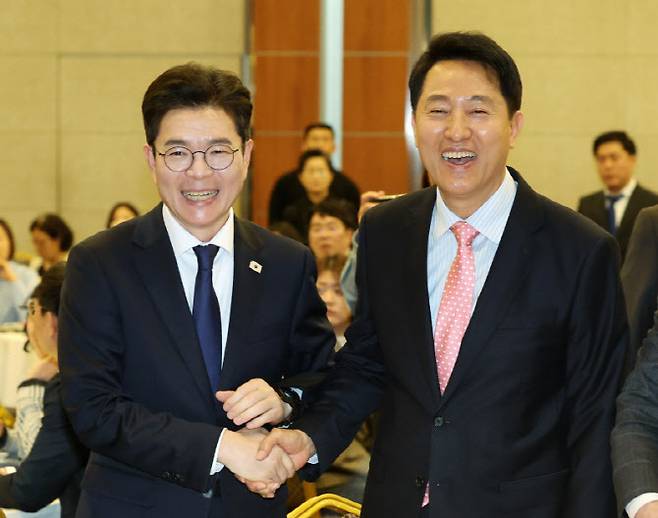 악수하는 정원오(왼쪽) 더불어민주당 서울시장 후보와 오세훈 국민의힘 서울시장 후보. (사진=뉴시스)