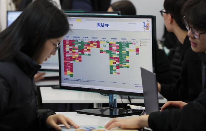 2026학년도 정시 대학입학정보박람회를 찾은 한 입시생이 상담을 받고 있다.(사진=뉴시스)