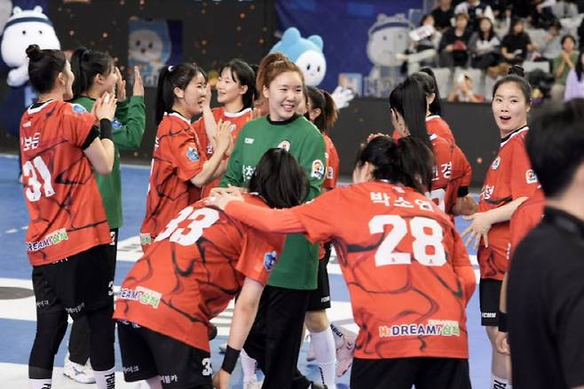 챔피언결정전 1차전을 승리로 장식한 삼척시청 선수들이 기뻐하고 있다. 사진=한국핸드볼연맹