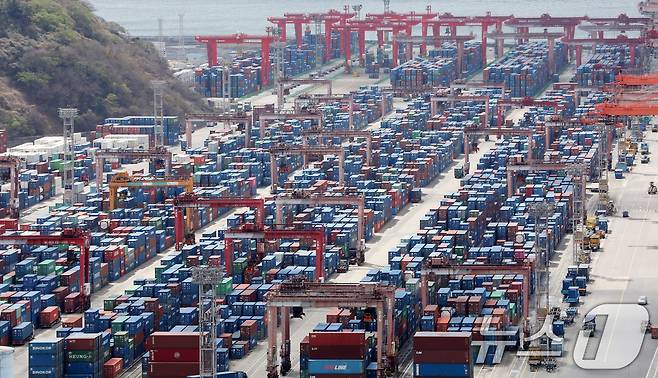 부산항 신선대부두와 감만부두 야적장의 컨테이너 모습.2026.4.1 ⓒ 뉴스1 윤일지 기자