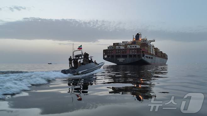 이란 혁명수비대(IRGC)가 24일(현지시간) 호르무즈 해협에서 화물선 '에파미논다스'호를 나포하고 있다. 2026.4.25. ⓒ 로이터=뉴스1