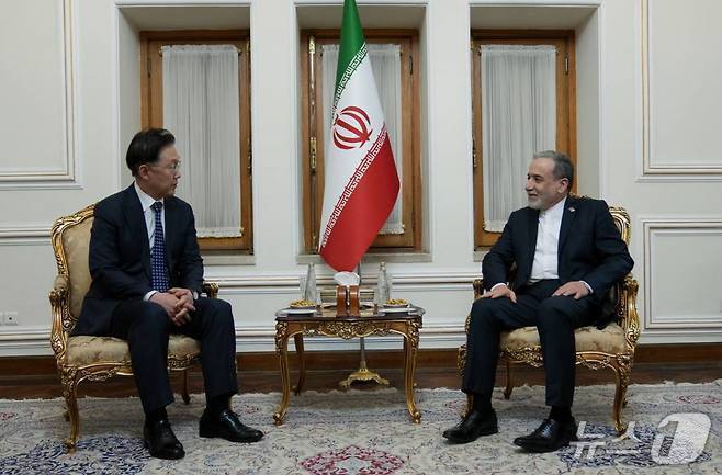 정병하 외교부 장관 특사가 22일(현지시간) 이란 테헤란에서 아바스 아라그치 이란 외무장관과 면담하고 있다. (2026.4.22 파르스통신 소셜미디어 엑스)