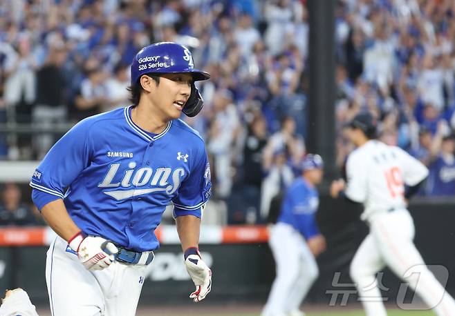 16일 대전 한화생명볼파크에서 열린 2026 신한 SOL KBO리그 삼성 라이온즈와 한화 이글스의 경기에서 2회초 삼성 이재현이 선취 1차점 안타를 치고 있다. 2026.4.16 ⓒ 뉴스1 김기남 기자