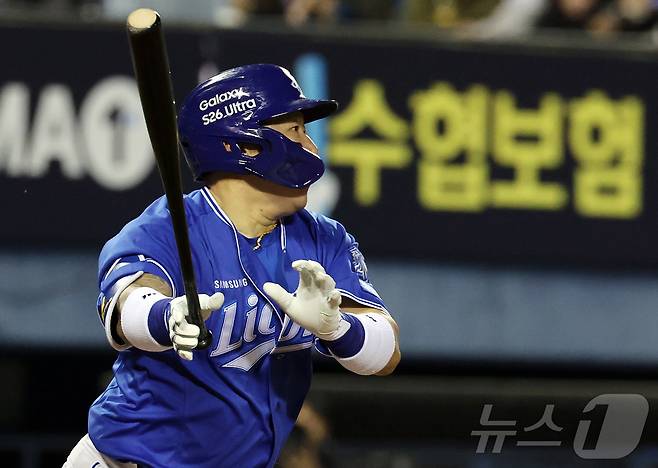 28일 서울 송파구 잠실야구장에서 열린 '2026 신한 SOL KBO리그' 삼성 라이온즈와 두산 베어스의 경기, 삼성 최형우가 4회초 무사 1루 상황에서 안타를 치고 있다. 2026.4.28 ⓒ 뉴스1 김진환 기자