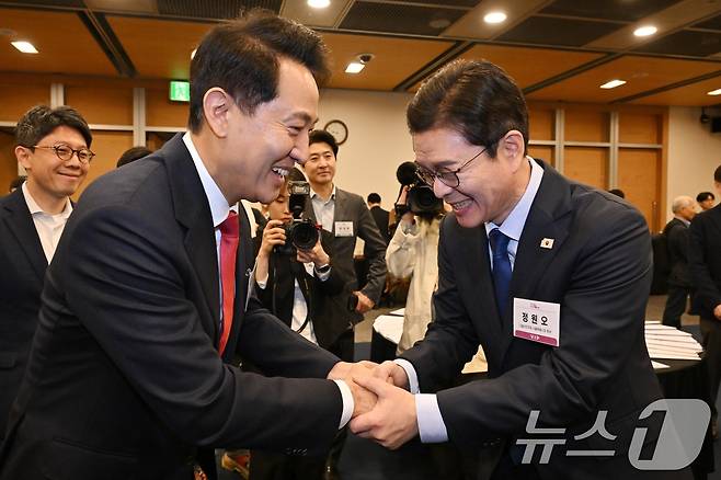 정원오 더불어민주당 서울시장 후보(오른쪽)와 오세훈 국민의힘 서울시장 후보가 30일 서울 중구 대한상공회의소에서 열린 '한국포럼'에 참석해 악수를 하고 있다. (한국일보 제공) 2026.4.30 ⓒ 뉴스1