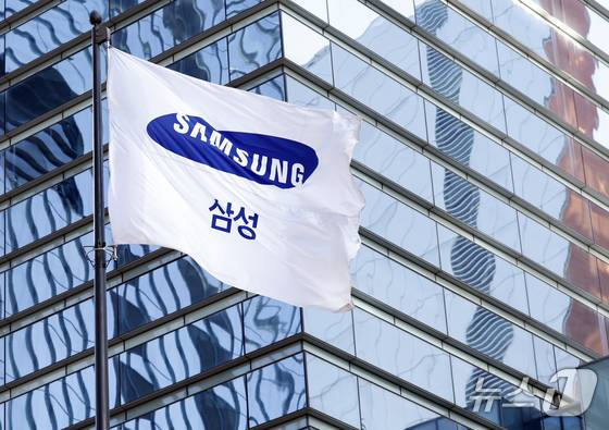 삼성전자 서울 서초구 사옥 앞에 깃발이 나부끼고 있다.ⓒ 뉴스1 DB