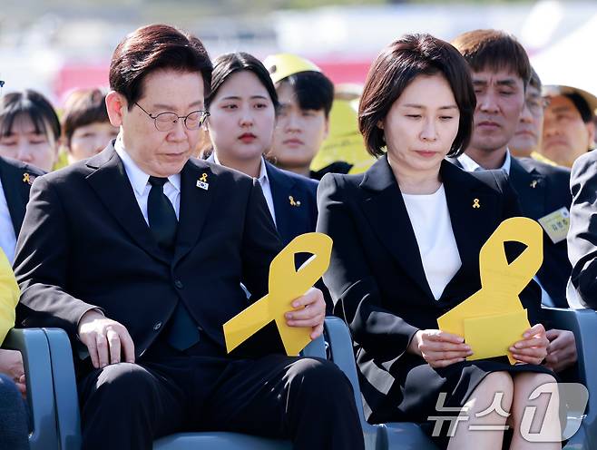 이재명 대통령과 김혜경 여사가 16일 경기 안산 단원구 화랑유원지에서 열린 세월호 참사 12주기 기억식에서 편지 낭독을 듣고 있다. (청와대통신사진기자단) 2026.4.16 ⓒ 뉴스1 허경 기자