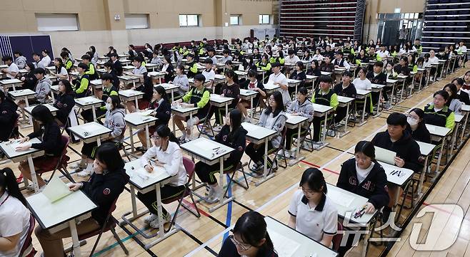 30일 경기 화성시 동탄국제고등학교에서 1학년 학생들이 1학기 1차 지필평가를 시험 감독이 없는 '무감독 양심 시험'으로 치르고 있다. 2026.4.30 ⓒ 뉴스1 김영운 기자