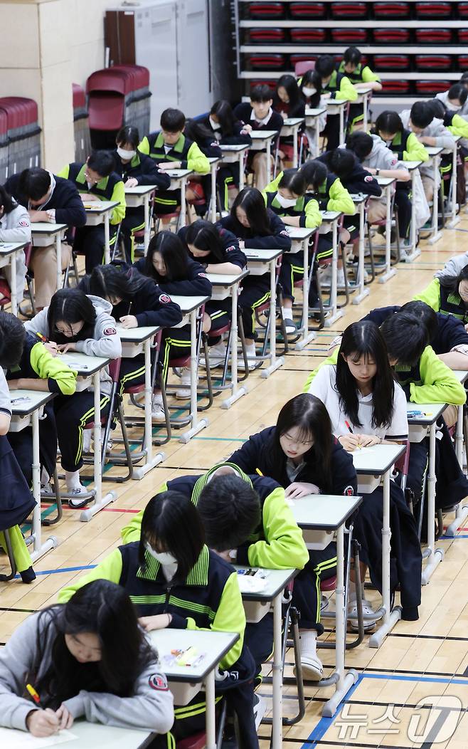 30일 경기 화성시 동탄국제고등학교에서 1학년 학생들이 1학기 1차 지필평가를 시험 감독이 없는 '무감독 양심 시험'으로 치르고 있다. 2026.4.30 ⓒ 뉴스1 김영운 기자
