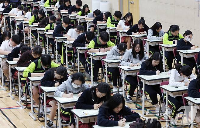 30일 경기 화성시 동탄국제고등학교에서 1학년 학생들이 1학기 1차 지필평가를 시험 감독이 없는 '무감독 양심 시험'으로 치르고 있다. 2026.4.30 ⓒ 뉴스1 김영운 기자