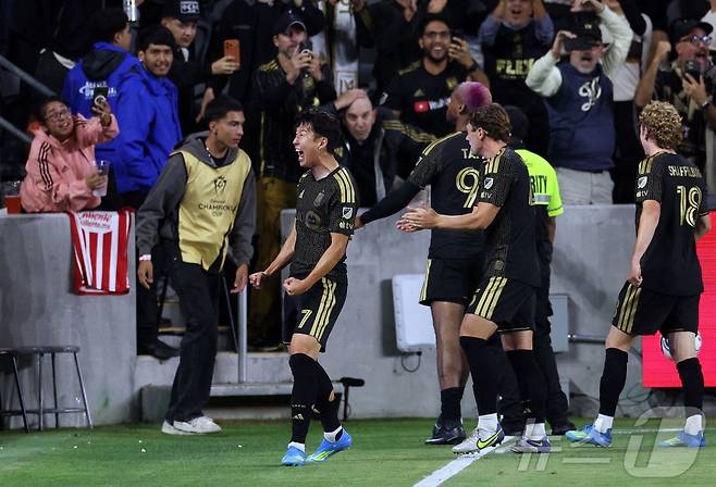 LA FC 손흥민이 30일(한국시간) 미국 캘리포니아주 로스앤젤레스의 BMO 스타디움에서 열린 톨루카와 2026 CONCACAF 챔피언스컵 준결승 1차전에서 결승골을 도운 뒤 포효하고 있다. ⓒ AFP=뉴스1