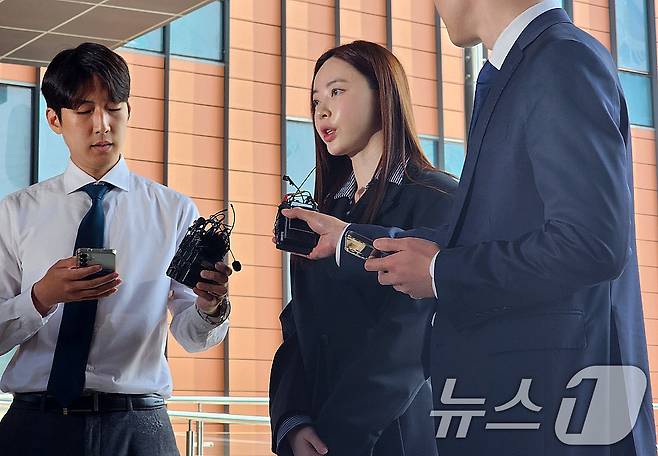 필라테스 강사 출신 인플루언서 양정원 씨(37)가 29일 오후 자신이 연루된 가맹사기 사건의 대질조사를 위해 강남경찰서에 출석하며 취재진 질문에 답하고 있다. 2026.4.29 ⓒ 뉴스1 권진영 기자