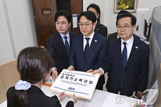 천준호 더불어민주당 원내대표 직무대행과 국정조사특위 위원들이 30일 서울 여의도 국회 의안과에 '윤석열 정치검찰 조작기소 진상규명 특검법'을 제출하고 있다. (공동취재) 2026.4.30 ⓒ 뉴스1 신웅수 기자